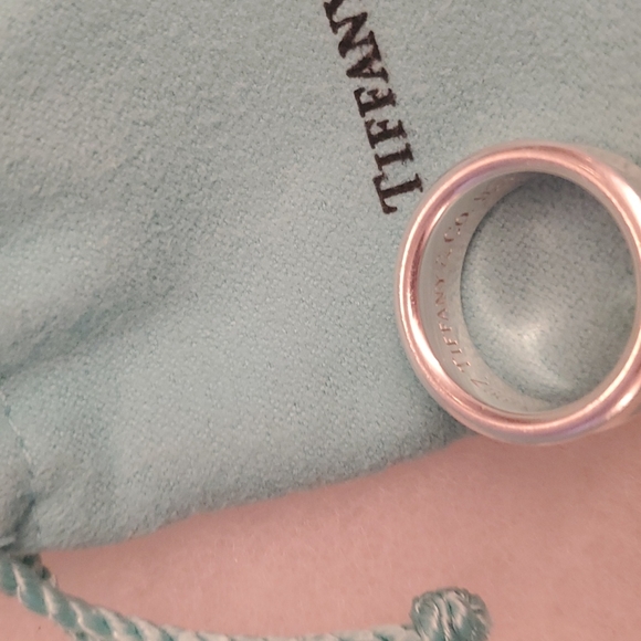 Tiffany new  concave  gorgeous round ring never used packed away bag away boxed - Picture 5 of 9